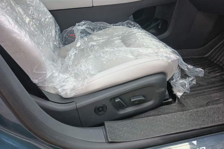 Used Nissan N7 2025 625 Max Right Front Seat