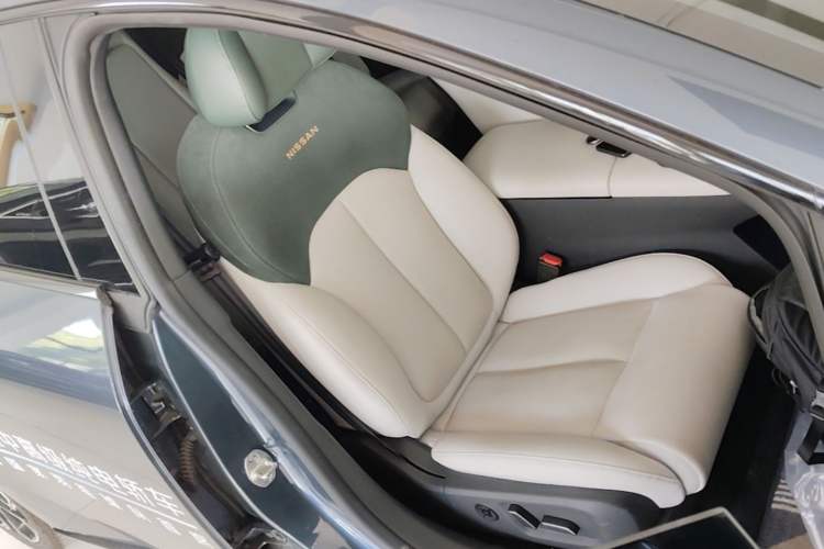 Used Nissan N7 2025 625 Max Right Front Seat