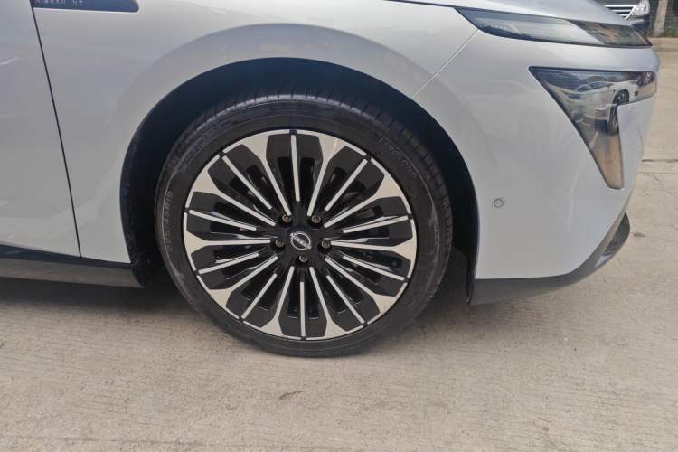 Used Nissan N7 2025 510 Max Right Front Wheel Hub