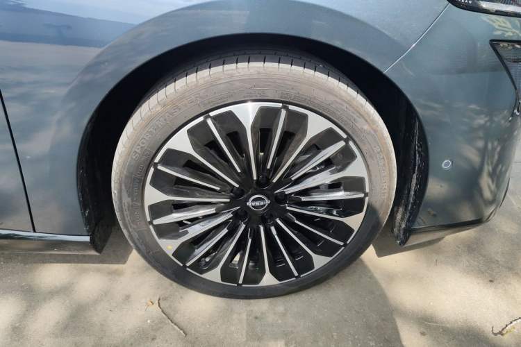 Used Nissan N7 2025 625 Max Right Front Wheel Hub