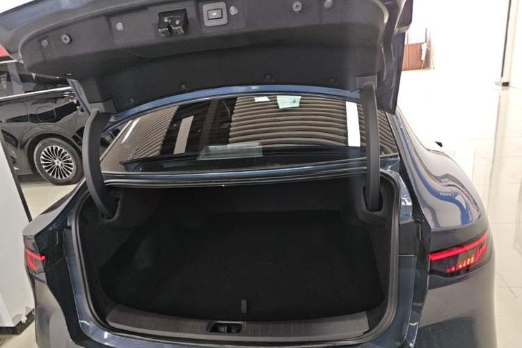 Used Nissan N7 2025 625 Max Trunk