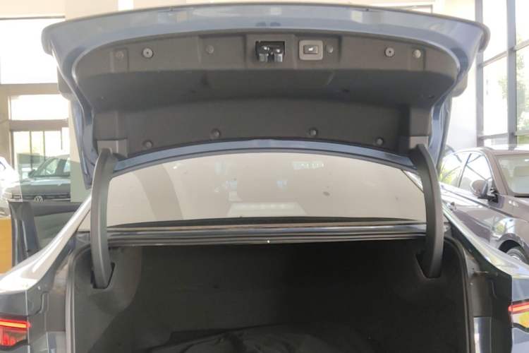 Used Nissan N7 2025 625 Max Trunk