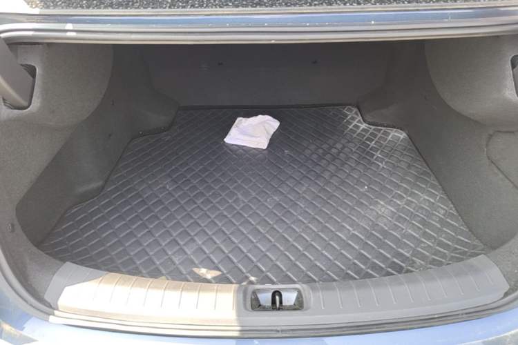 Used Nissan N7 2025 625 Max Trunk