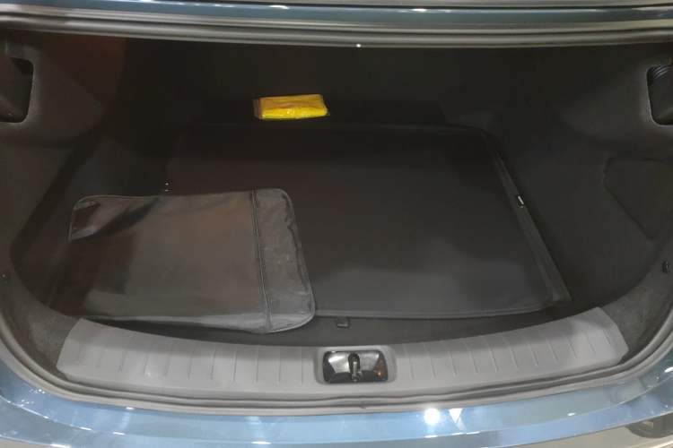 Used Nissan N7 2025 625 Max Trunk