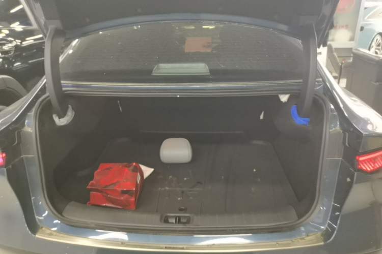 Used Nissan N7 2025 625 Max Trunk