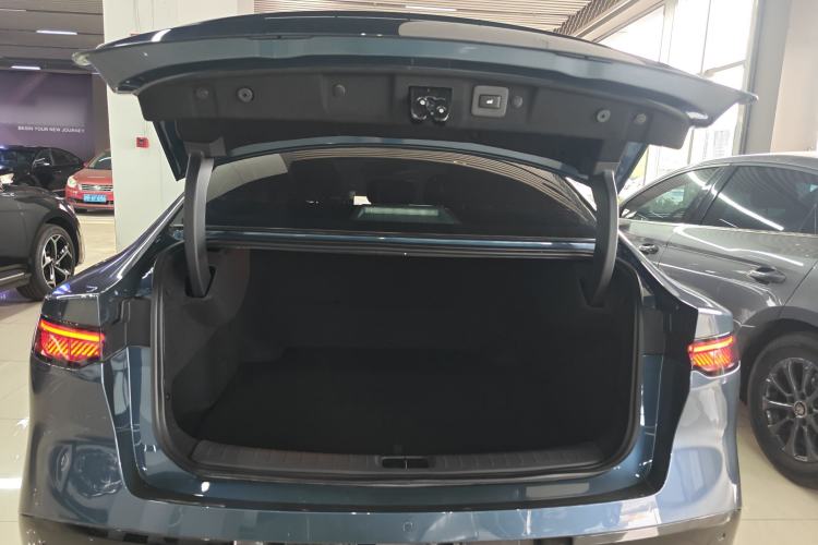 Used Nissan N7 2025 625 Max Trunk