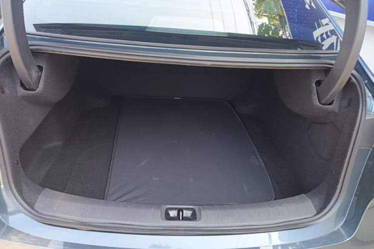 Used Nissan N7 2025 625 Max Trunk