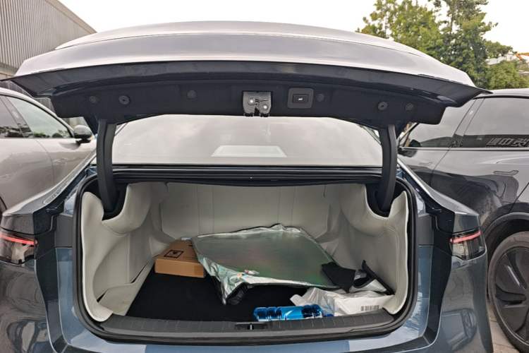Used Nissan N7 2025 625 Max Trunk
