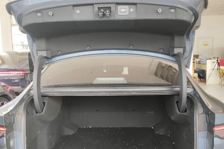 Used Nissan N7 2025 625 Max Trunk