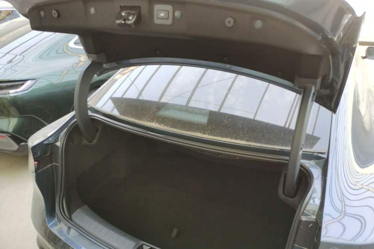 Used Nissan N7 2025 625 Max Trunk