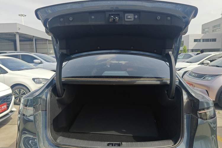 Used Nissan N7 2025 625 Max Trunk