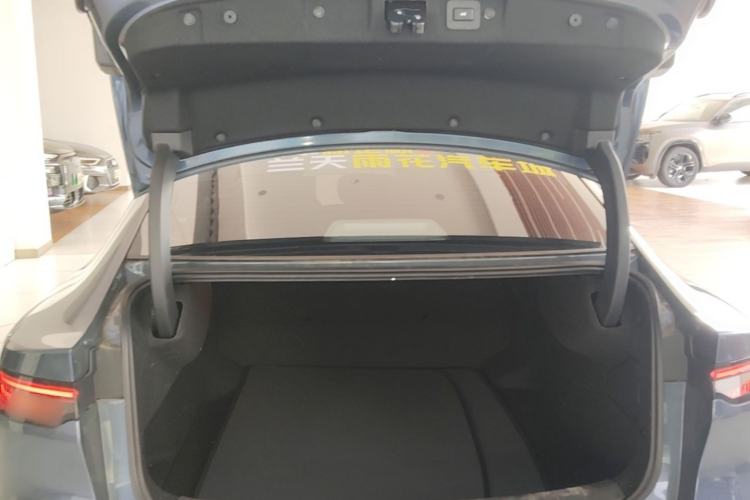Used Nissan N7 2025 625 Max Trunk