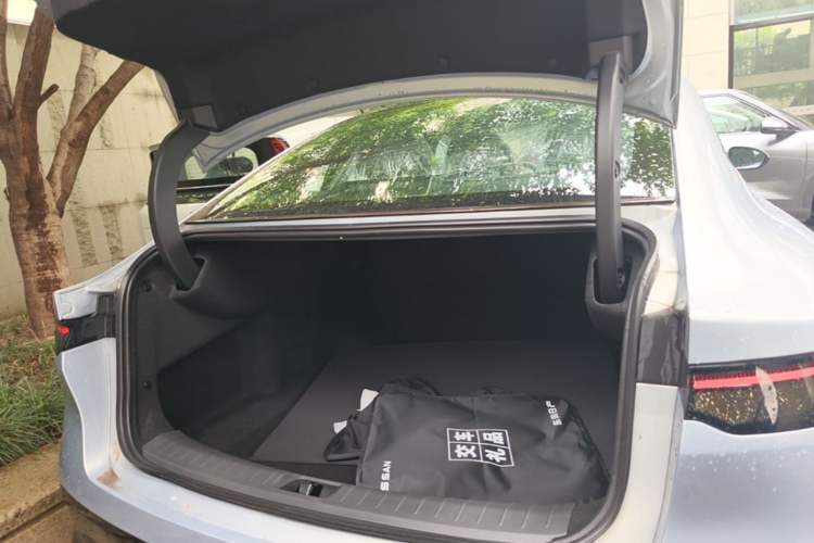 Used Nissan N7 2025 510 Pro Trunk