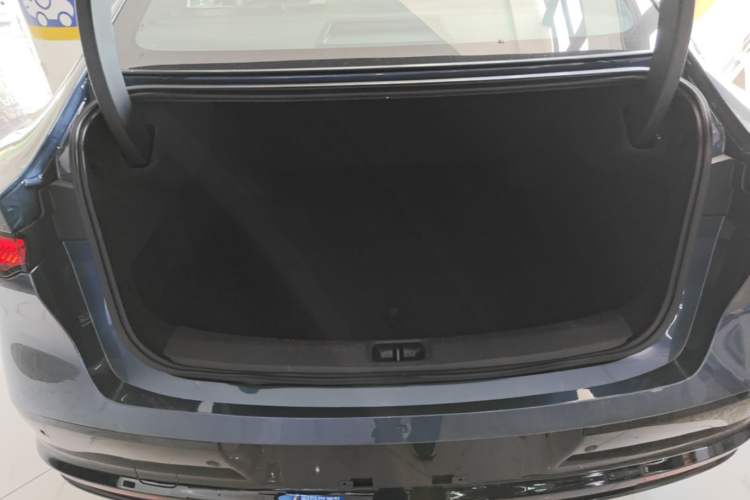 Used Nissan N7 2025 625 Max Trunk