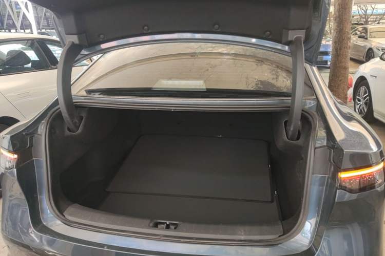 Used Nissan N7 2025 625 Max Trunk