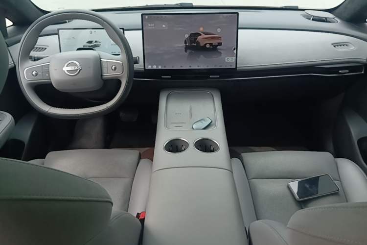 Used Nissan N7 2025 510 Max Center Console