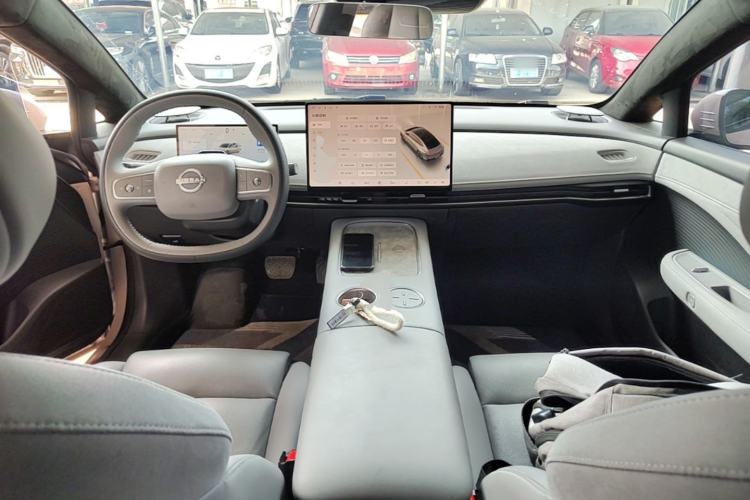 Used Nissan N7 2025 625 Max Center Console