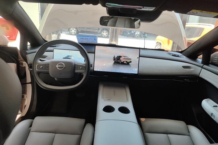 Used Nissan N7 2025 625 Max Center Console