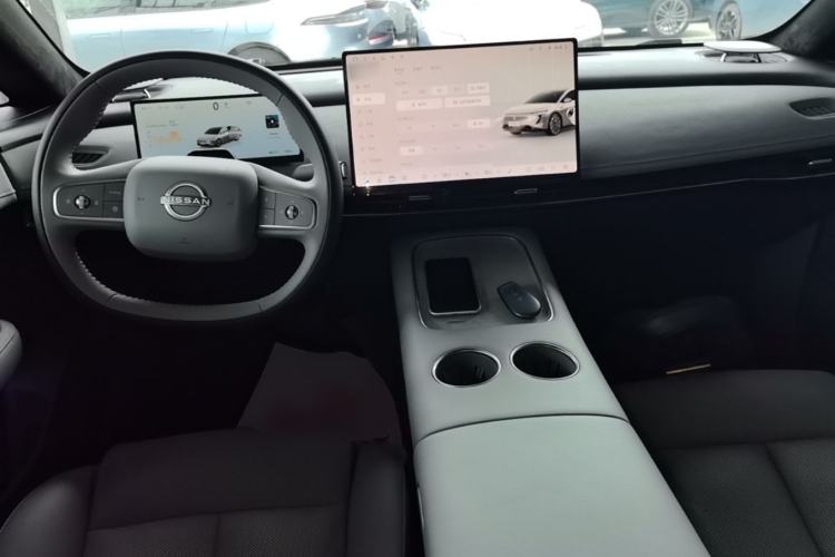 Used Nissan N7 2025 625 Max Center Console