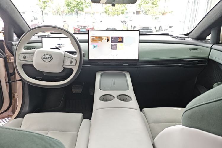 Used Nissan N7 2025 625 Max Center Console
