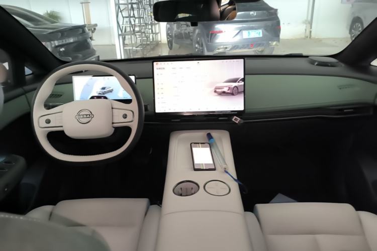 Used Nissan N7 2025 625 Max Center Console
