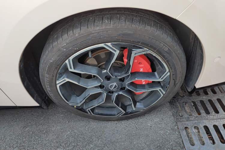 Used Nissan N7 2025 625 Max Right Front Wheel Hub