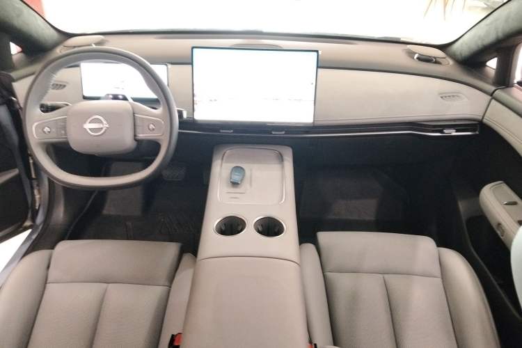 Used Nissan N7 2025 625 Max Center Console