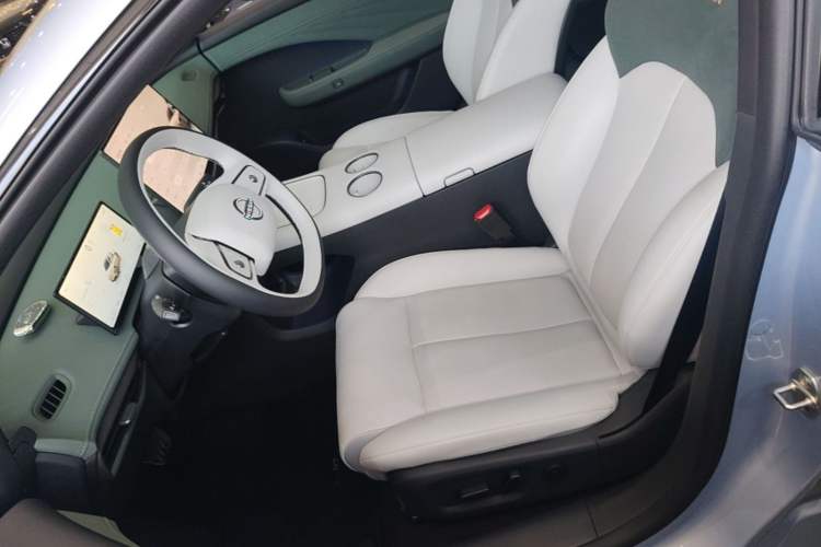 Used Nissan N7 2025 625 Max Left Front Seat