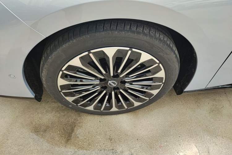Used Nissan N7 2025 510 Max Left Front Wheel Hub