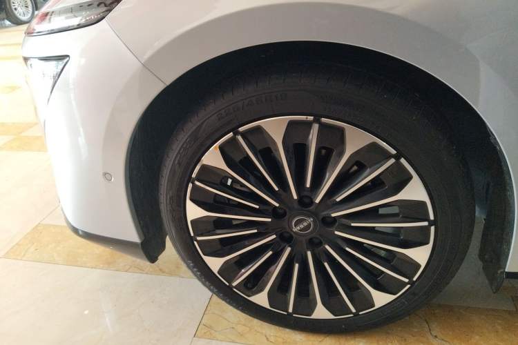 Used Nissan N7 2025 625 Max Left Front Wheel Hub