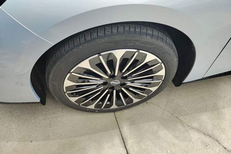 Used Nissan N7 2025 510 Max Left Front Wheel Hub