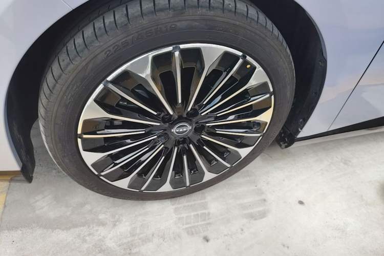Used Nissan N7 2025 625 Max Left Front Wheel Hub