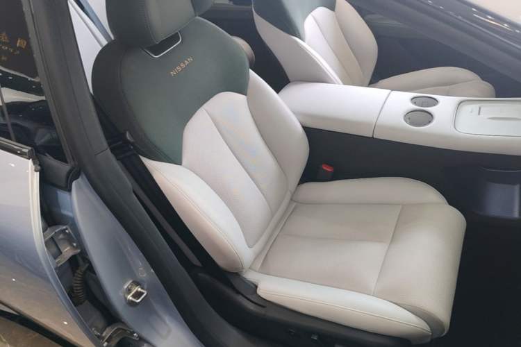 Used Nissan N7 2025 625 Max Right Front Seat
