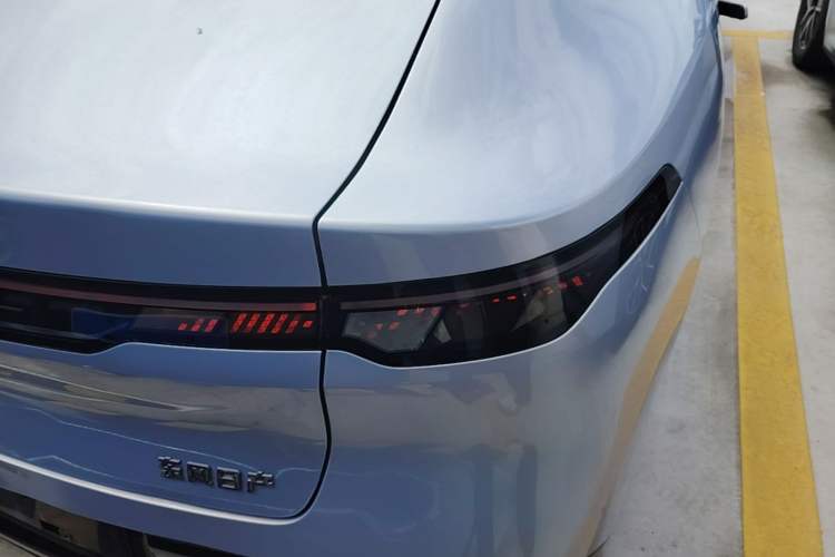 Used Nissan N7 2025 625 Max Right Rear Taillight