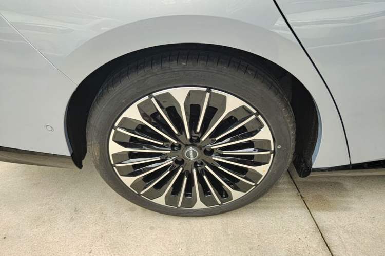 Used Nissan N7 2025 510 Max Right Rear Wheel Hub