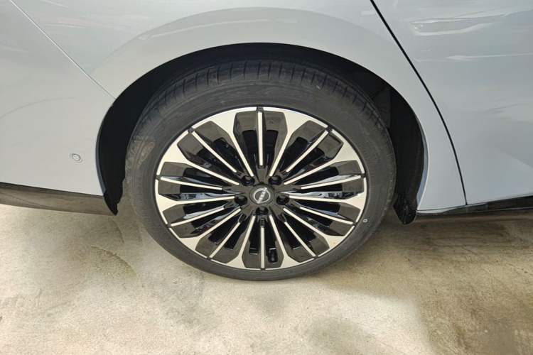 Used Nissan N7 2025 510 Max Right Rear Wheel Hub