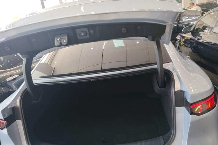Used Nissan N7 2025 625 Max Trunk