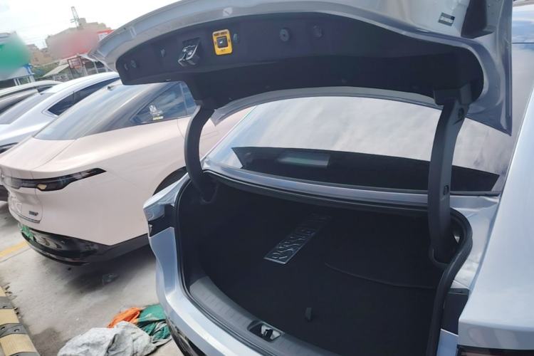 Used Nissan N7 2025 625 Max Trunk