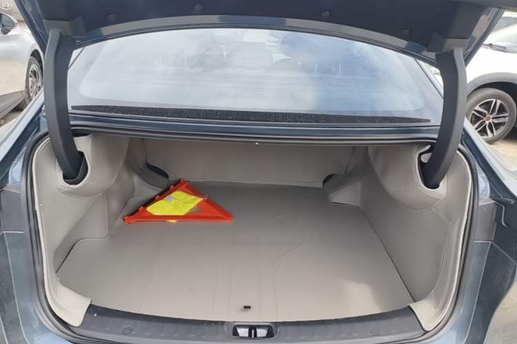 Used Nissan N7 2025 510 Max Trunk