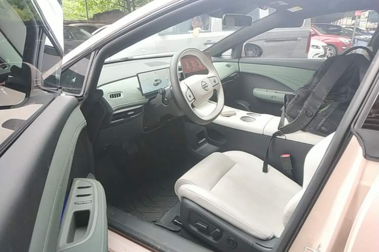Used Nissan N7 2025 625 Max Driver Seat