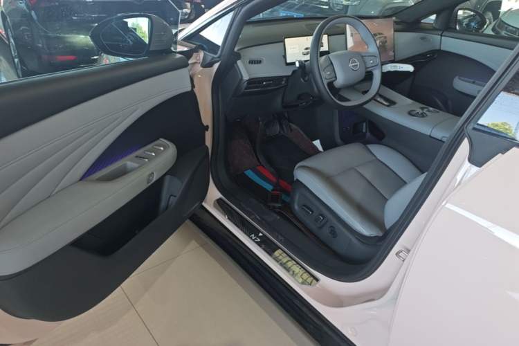 Used Nissan N7 2025 625 Max Driver Seat