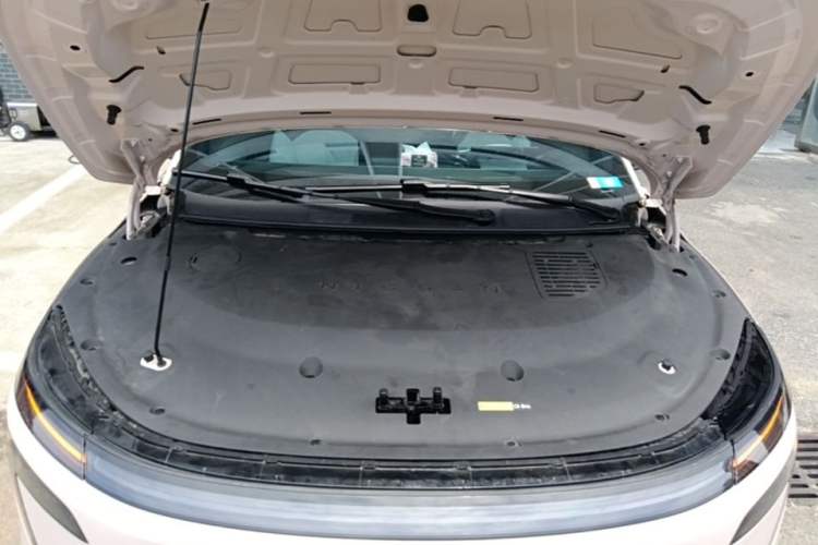 Used Nissan N7 2025 625 Max Engine Bay