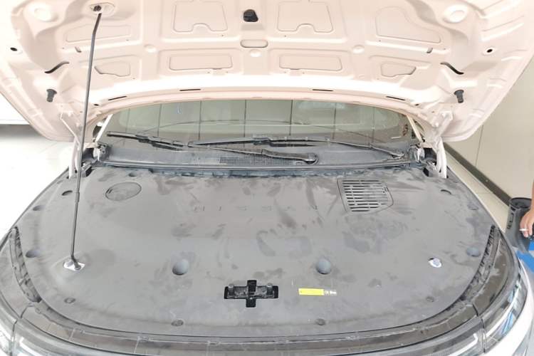 Used Nissan N7 2025 625 Max Engine Bay
