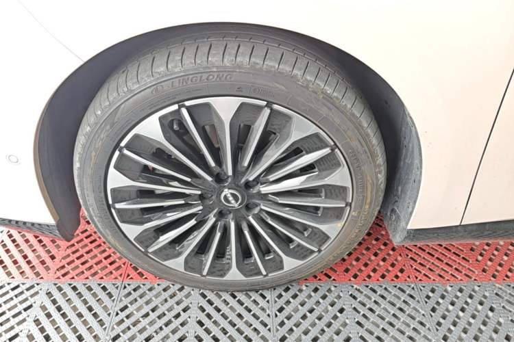 Used Nissan N7 2025 625 Max Exterior 4