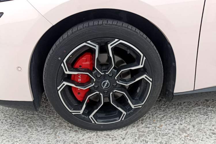 Used Nissan N7 2025 510 Max Exterior 4