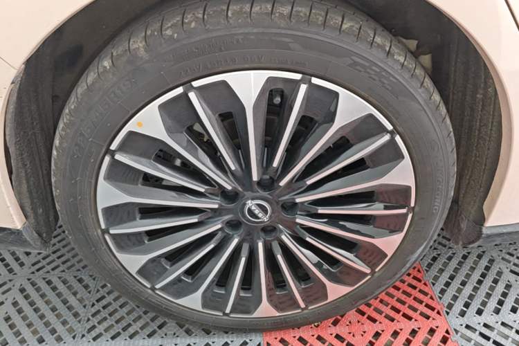 Used Nissan N7 2025 625 Max Exterior 5