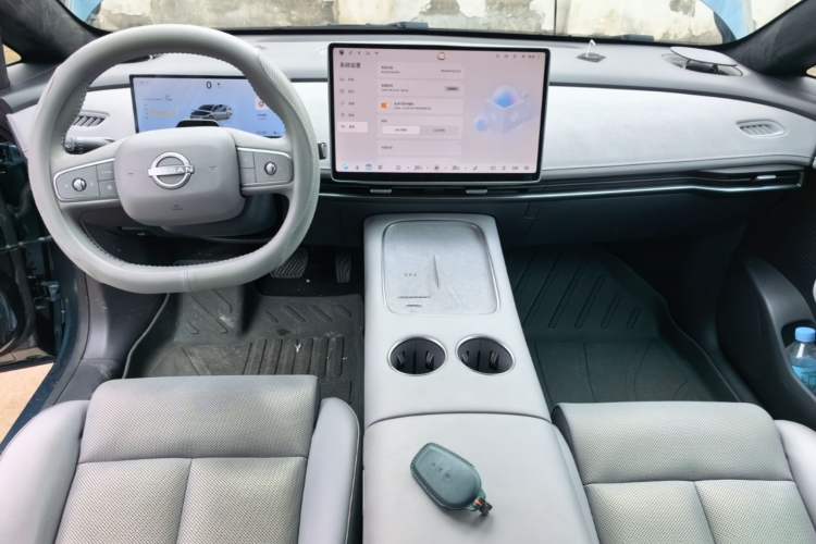 Used Nissan N7 2025 625 Max Center Console
