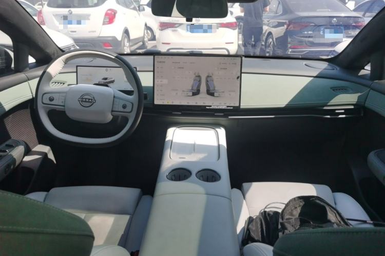 Used Nissan N7 2025 625 Max Center Console