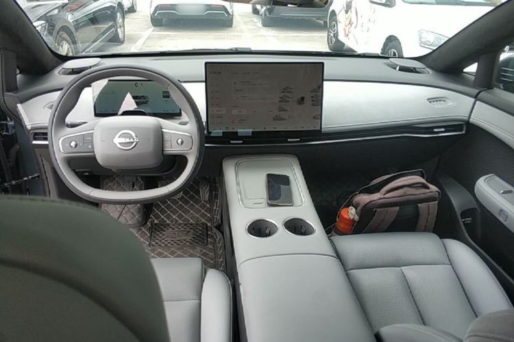 Used Nissan N7 2025 625 Max Center Console