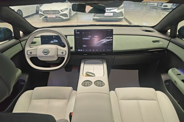 Used Nissan N7 2025 625 Max Center Console